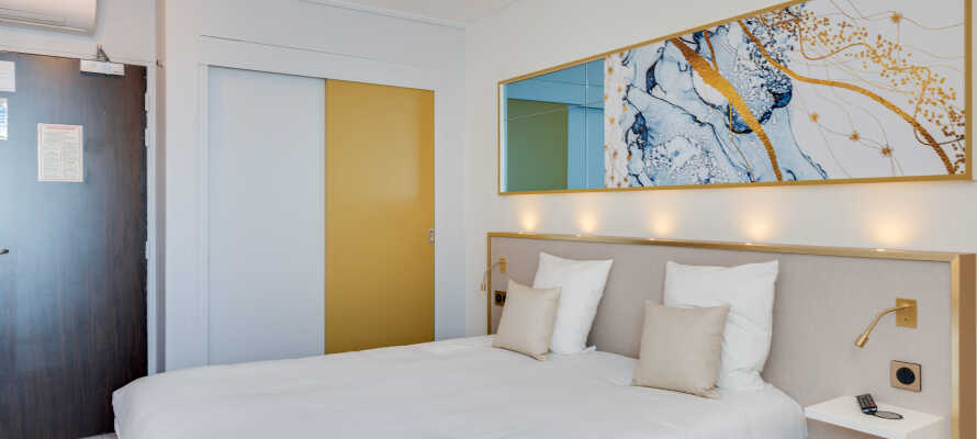 De komfortable og lyse værelser har alle air conditioning og behagelige senge.