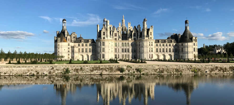 Orléans, som ligger 120 km. fra Paris, er den sidste større by inden man når den franske hovedstad, og er startpunktet for Grand Route des Châteaux du Val de Loire.