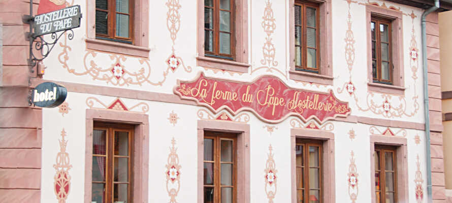 Bo på Brit Hotel La Ferme du Pape i Eguisheim, en fortryllende landsby nær Colmar.