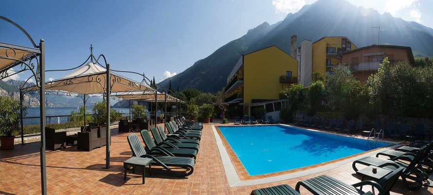 Nyd ferielivet i hotellets egen panoramiske udendørs swimmingpool.
