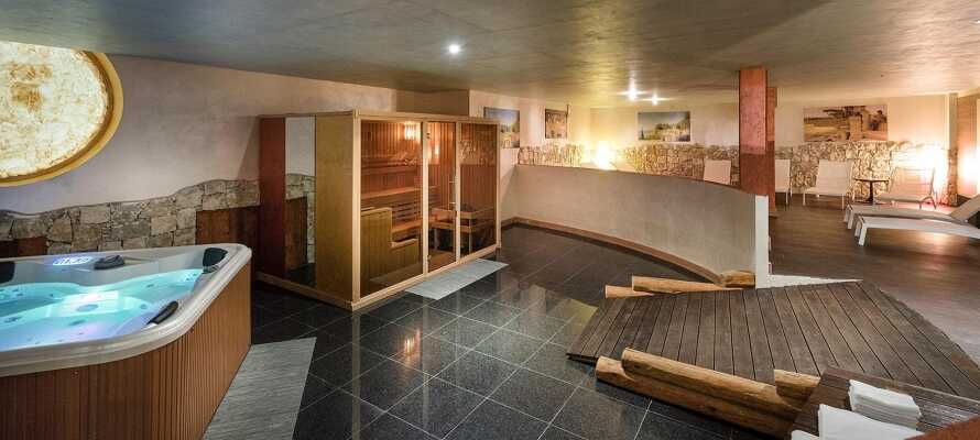 Nyd afslappende stunder med indendørs swimmingpool og sauna i hotellet eget spaområde.