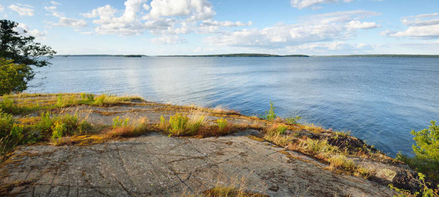 Her bor I tæt på den smukke natur og søen Mälaren med sol og bademuligheder om sommeren.
