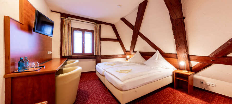 Hotellrummen är individuellt inredda, med bekväm och praktisk möblering.