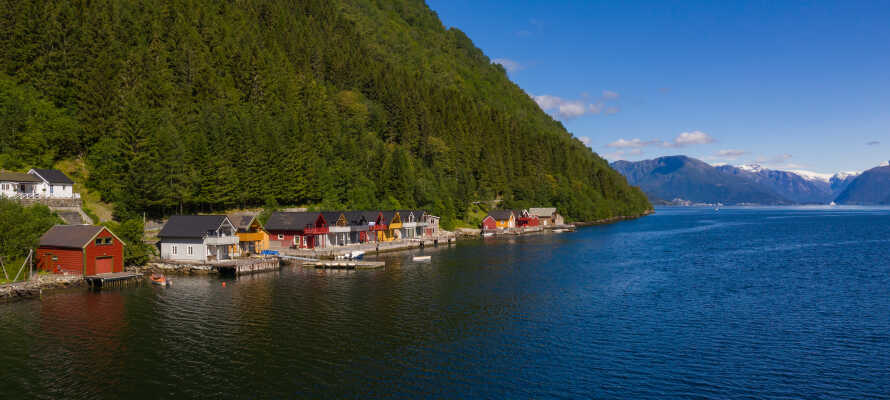 Hotellet ligger i nærheden af den længste norske fjord Sognefjorden.