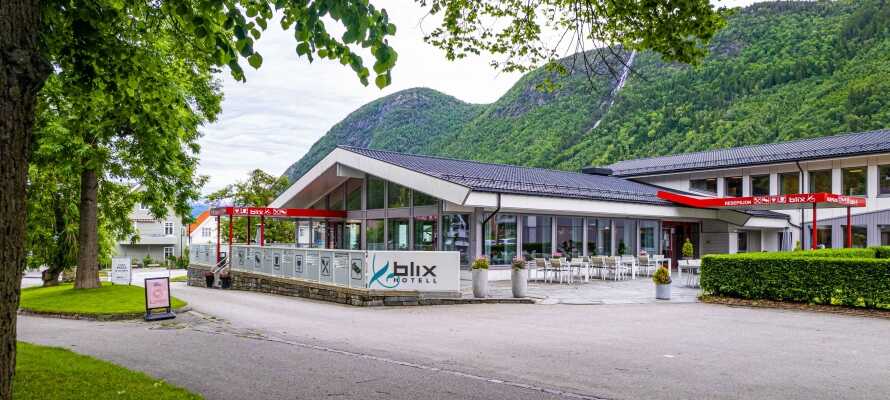Hotellets perfekte beliggenhed er lige ud til en unik natur med blå isgletschere og hjemligt landsby miljø.