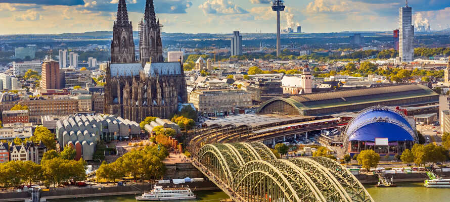 Köln ligger i Rhinlandet og er regionens kulturelle hovedstad og universitetsby med mere end 2.000 års historie.