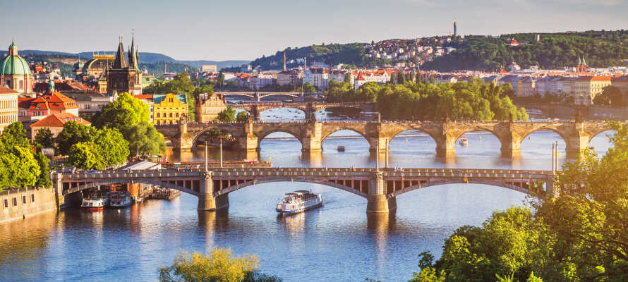 En gåtur over Karlsbroen er simpelthen et must under et besøg i Prag.