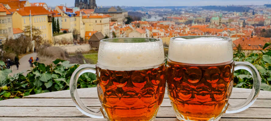 Besøg en af byens mange ølhaver og prøv forfriskende tjekkiske øl.