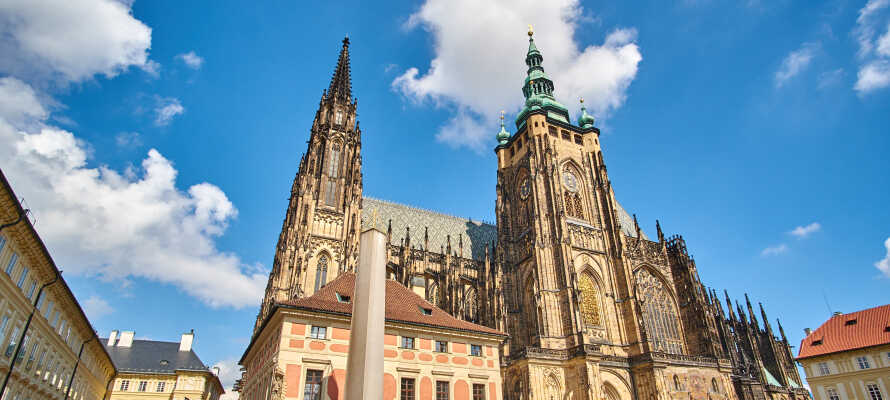 Oplev St. Vitus katedralen der blev påbegyndt helt tilbage i år 925. Der er en fantastisk udsigt over Prag fra toppen af katedralen.