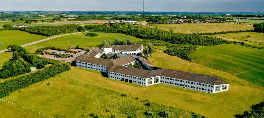 Hotellet ligger i grønne omgivelser i udkanten af Løgstør og tæt på Limfjorden