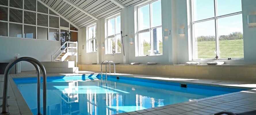 På hotellet er der adgang til wellnessafdeling med bl.a. indendørs pool, sauna, dampbad og mulighed for massage.