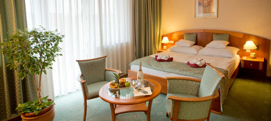 Værelserne på Hotel Palace Hévíz er komfortabelt indrettede og rummelige.