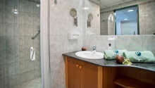 Samtlige værelser har eget badeværelse med bruser eller badekar.