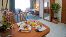 Ud over enkelt- og dobbeltværelser kan der også reserveres suiter med tekøkken.