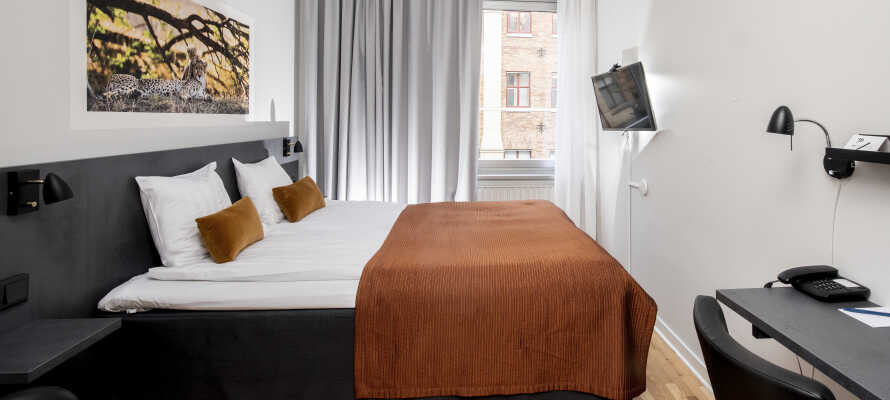 Her vil du blive indkvarteret i moderne og komfortabelt indrettede hotelværelser.