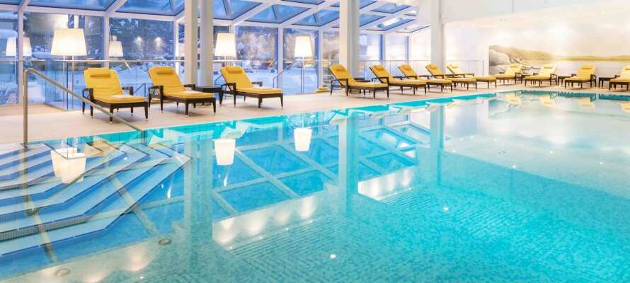 Ren afslapning venter dig ved den store swimmingpool (16x7m) med komfortable liggestole, både  indendørs og udendørs.