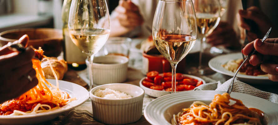 Der serveres venetianske og italienske specialiteter i partnerrestauranten i nærheden af hotellet.