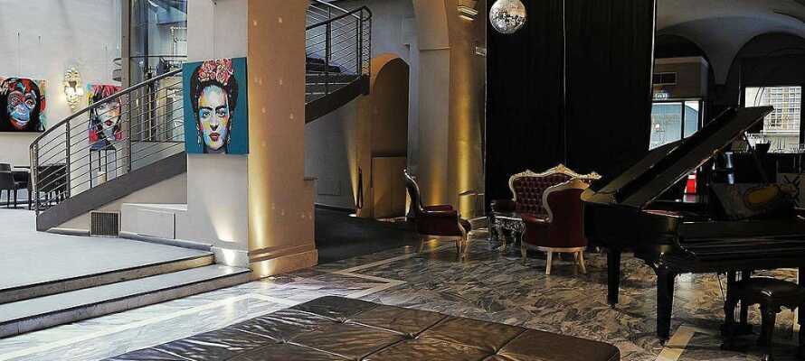 Borghese Palace Art Hotel er vært for månedlige skiftende udstillinger af samtidskunstnere.