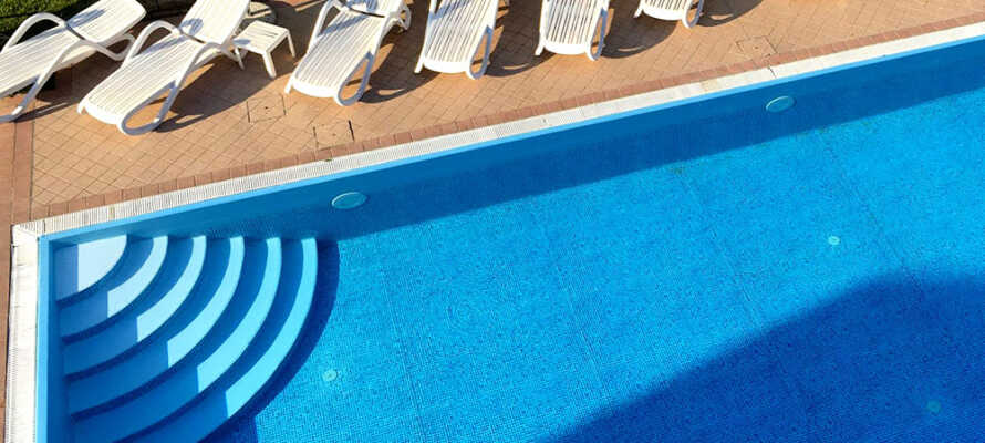 På varme sommerdage kan gæsterne nyde solen og svømme i den udendørs swimmingpool.