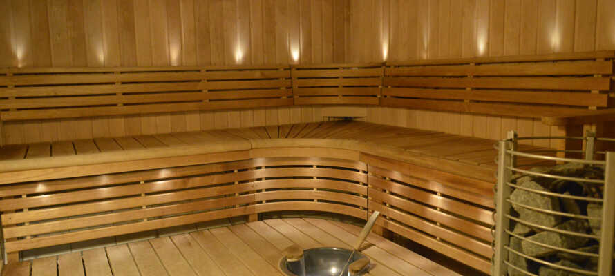 Nyd hotellets afslapningsområde, som bl.a. omfatter en dame og herre sauna.