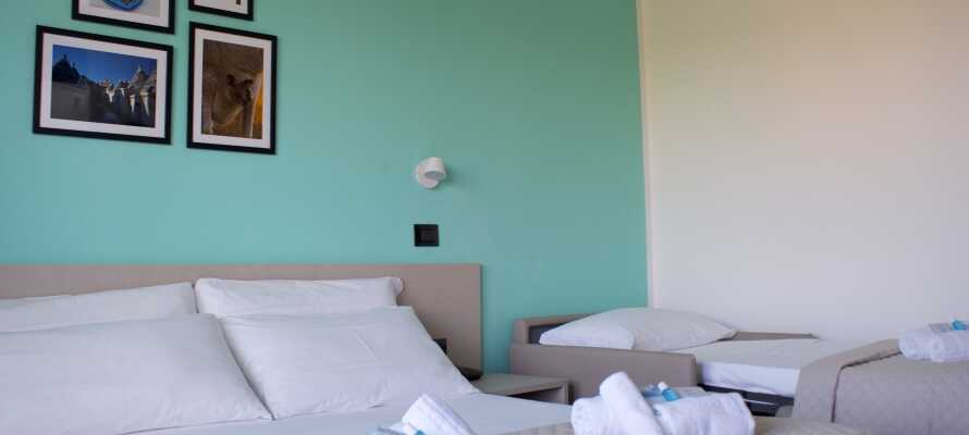 Hotellet tilbyder komfortable, nyrenoverede værelser til hele familien.