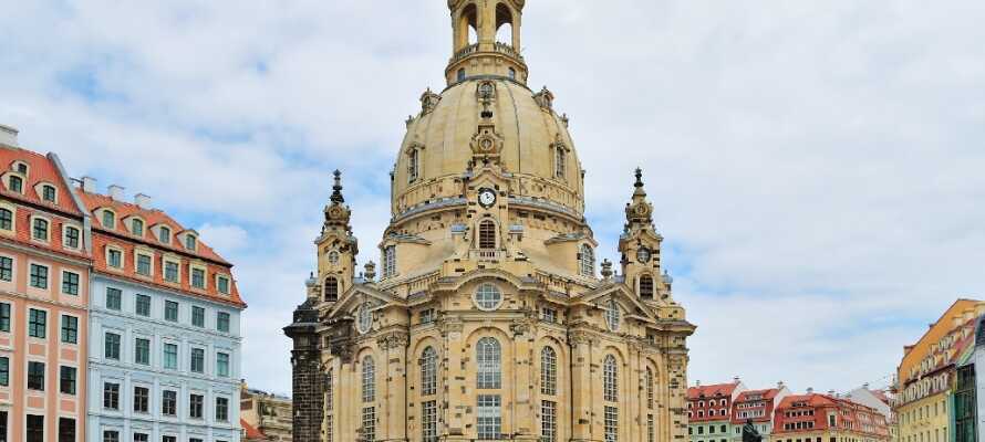 Den vackra kyrkan Frauenkirche ödelagdes år 1945 då den bombades men den återuppbyggdes igen år 2005.