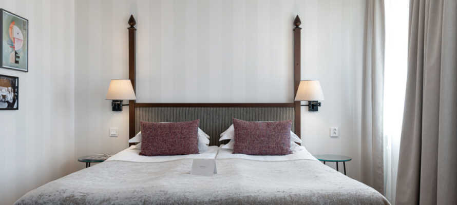 De elegante hotelværelser giver jer en komfortabel base under opholdet.