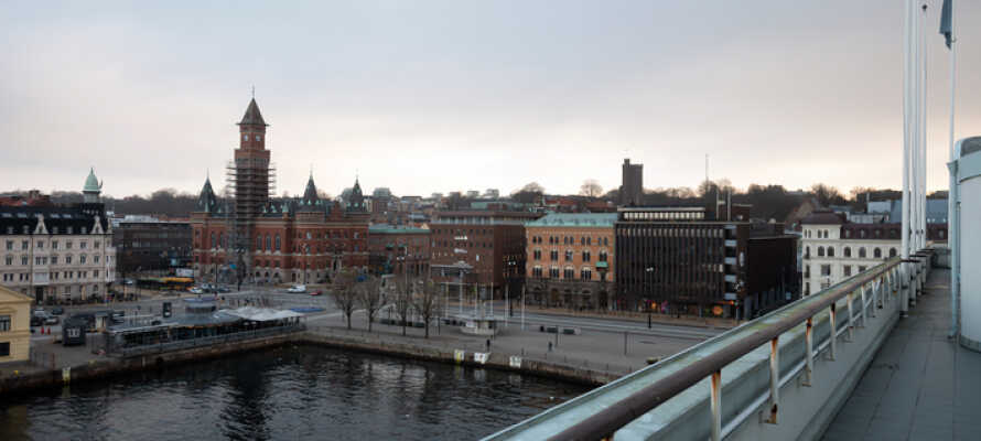 Hotellet ligger vid sidan om Helsingborg C, med tågförbindelser till Lund och Malmö.