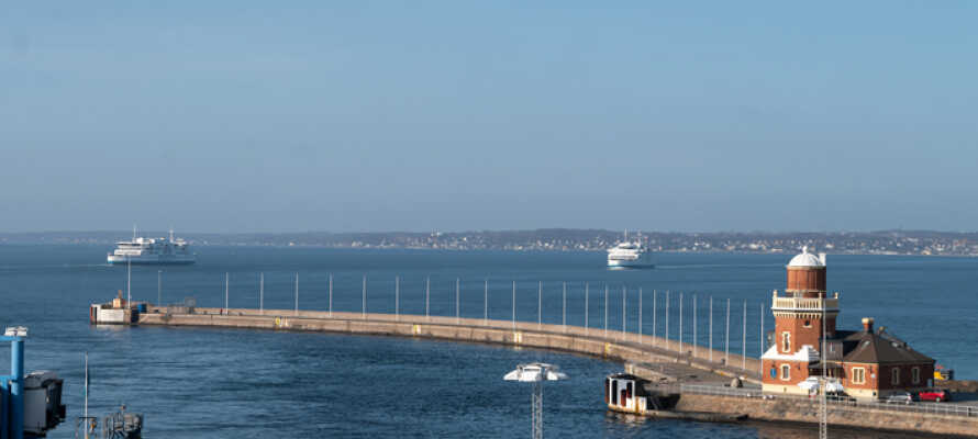 Kun et stenkast fra hotellet finder du Helsingør-færgen, der sejler hele året rundt, og om sommeren en færge til Ven.
