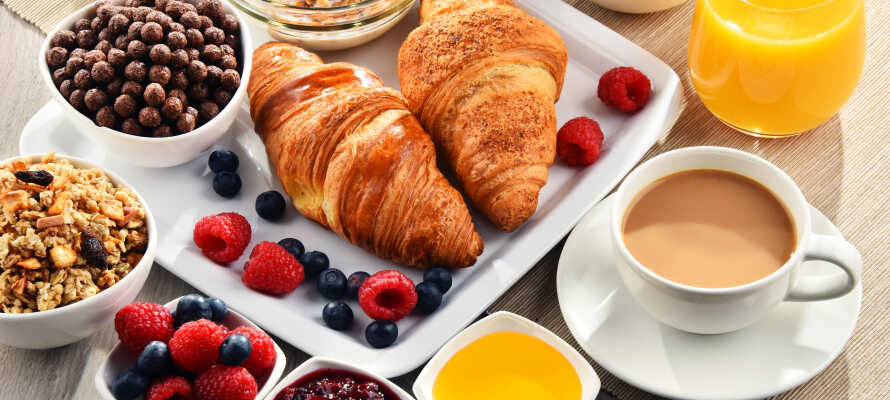 Der serveres en generøs morgenbuffet hver morgen i hotellets store, lyse spisesal.