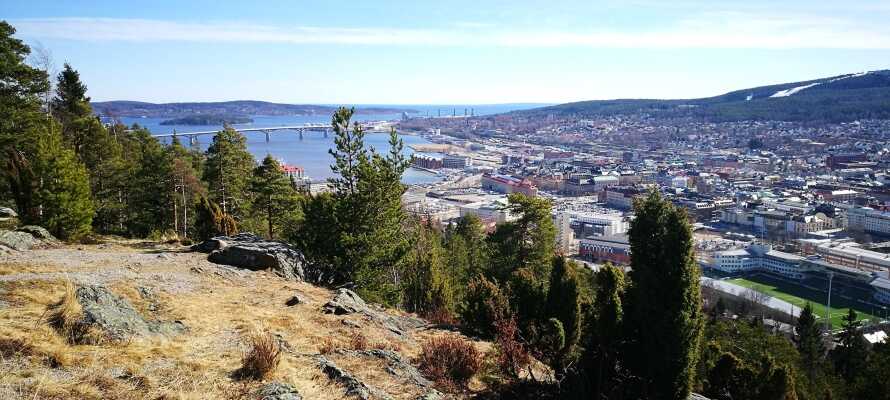 Nyd den vidunderlige udsigt fra Norra Stadsberget, et populært naturområde i Sundsvall.