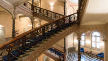 Hotellet er kendt for den smukke marmortrappe ved indgangen.