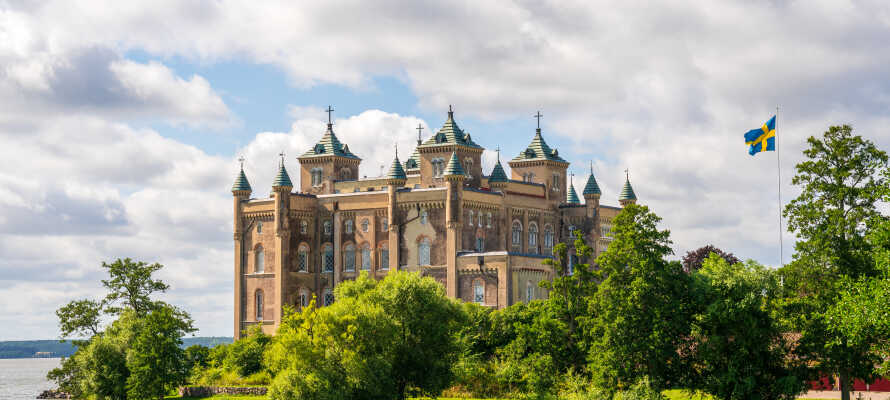 Tag på udflugt til Sundby Slot, som ligger i nem køreafstand fra hotellet.