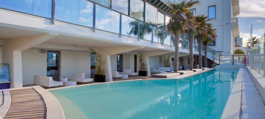 Slap af i hotellets udendørs swimmingpool med udsigt over Adriaterhavet