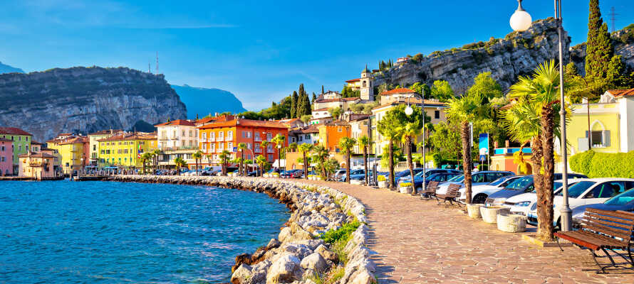 Tag på en dagstur til Trento eller Riva del Garda ved Gardasøen.