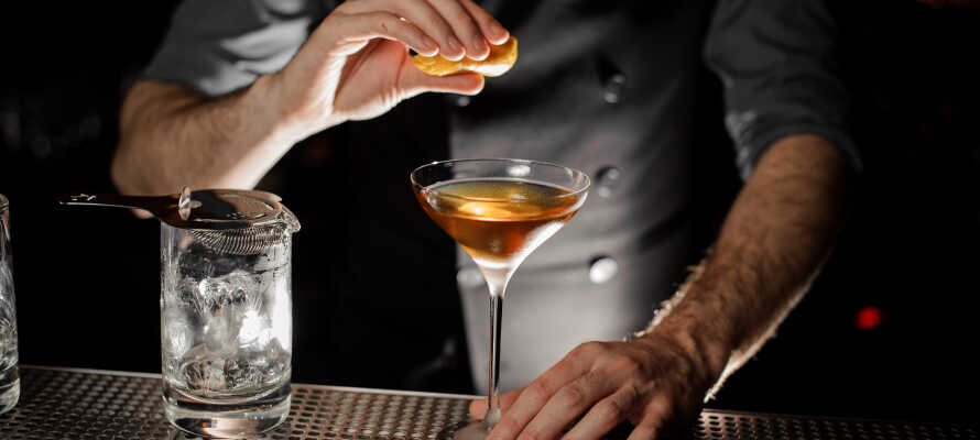I cocktailbaren Sprezza finder I et bredt udvalg af cocktails, gin, whisky og vin (åben fredag til søndag fra kl. 17.00).