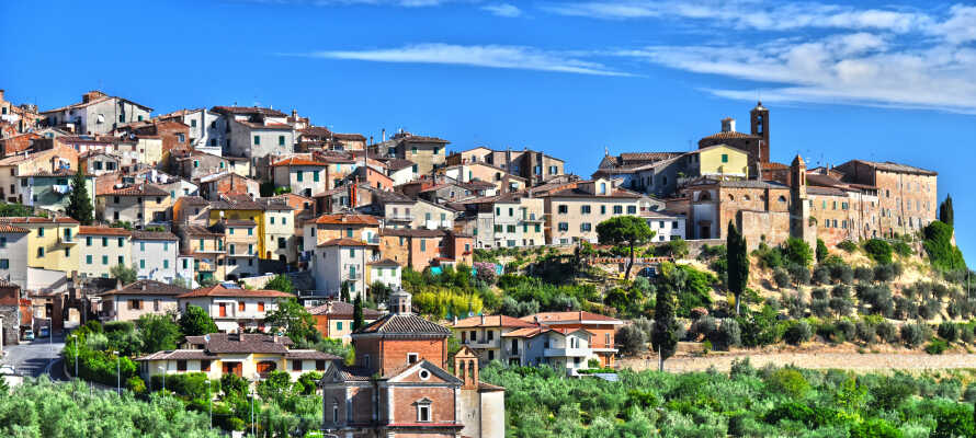 I kan kombinere jeres ophold med en tur til Arezzo, Assisi, Perugio, Siena eller Chianciano Terme.