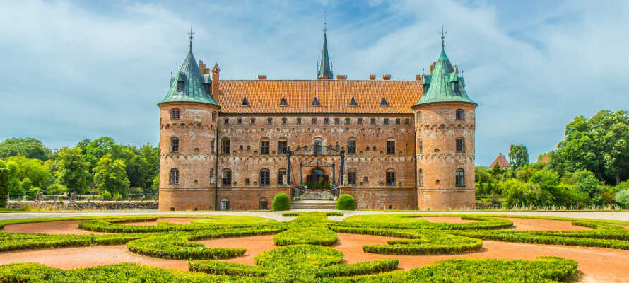 Oplev Egeskov Slot, som er Fyns største turistattraktion, og bl.a. byder på spændende udstillinger, en stor naturlabyrint og barokke haver.