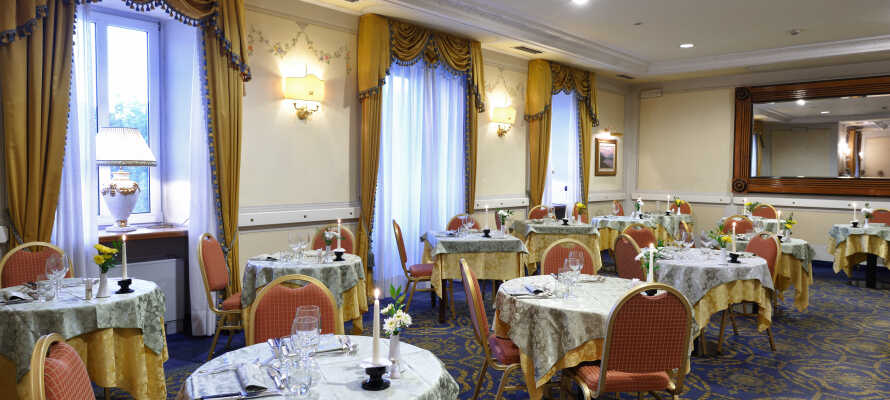 Der serveres fremragende regionale og internationale retter i hotellets restaurant.