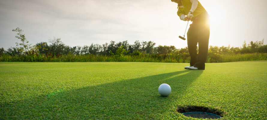I kan udforfre hinanden i golfklubben 'Golf Club Paradiso del Garda'.