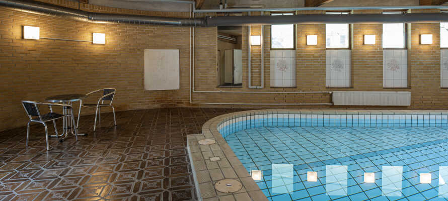 I kan benytte hotellets indendørs swimming pool ganske gratis.